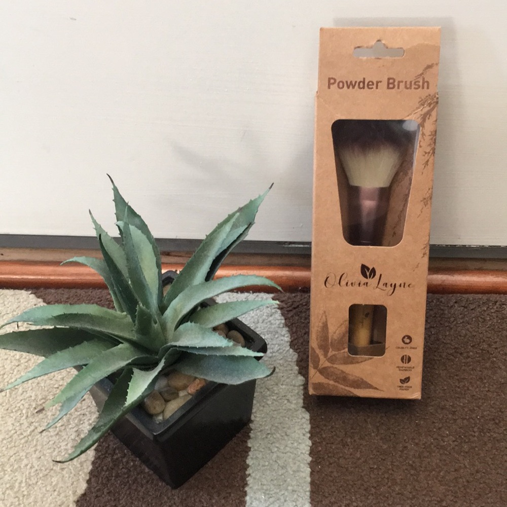 Olivia Lane powder brush
